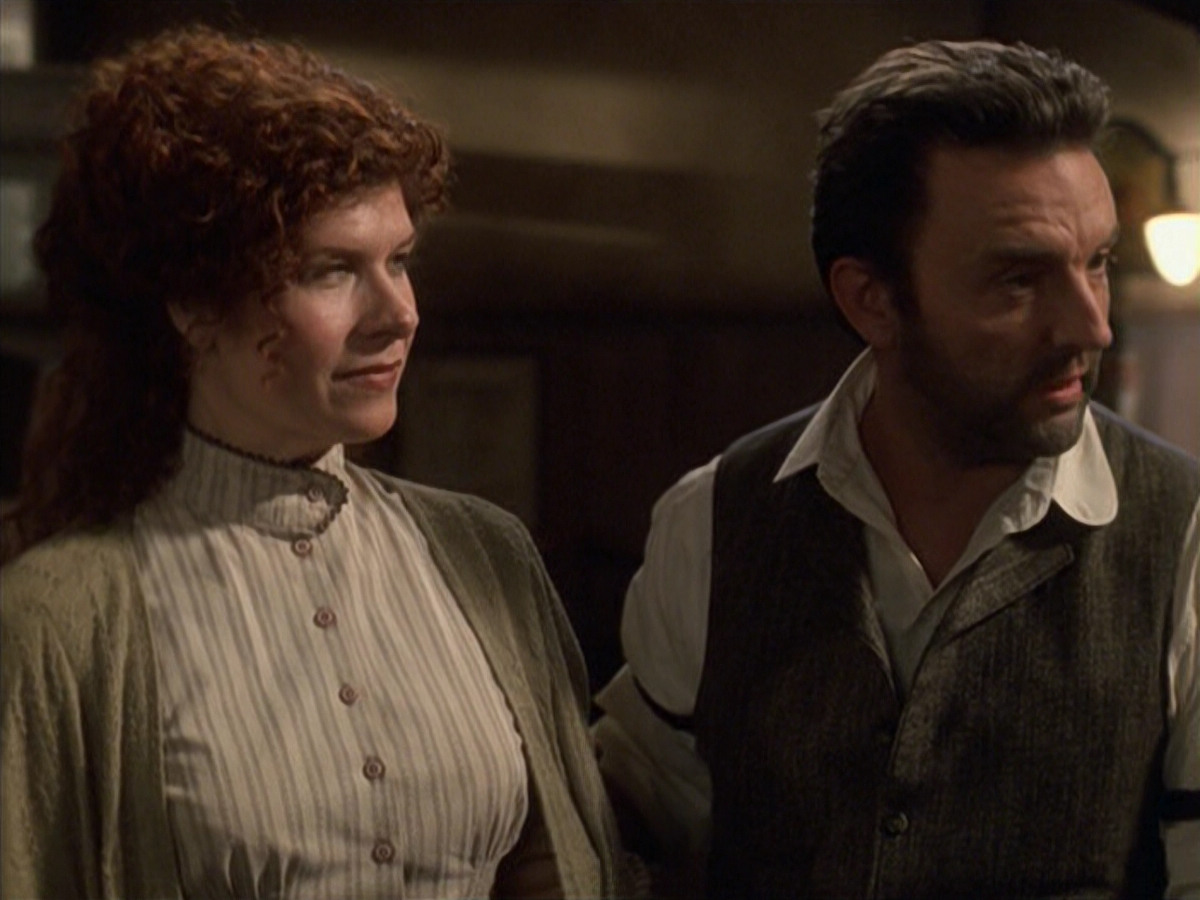 extant_StarTrek_VOY_6x11-FairHaven_01135.jpg