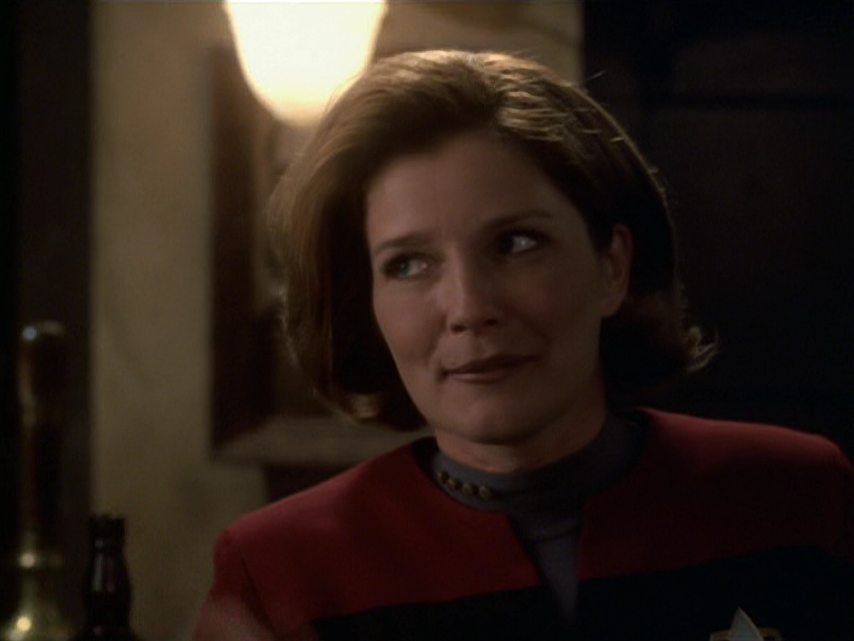 extant_StarTrek_VOY_6x11-FairHaven_01148.jpg