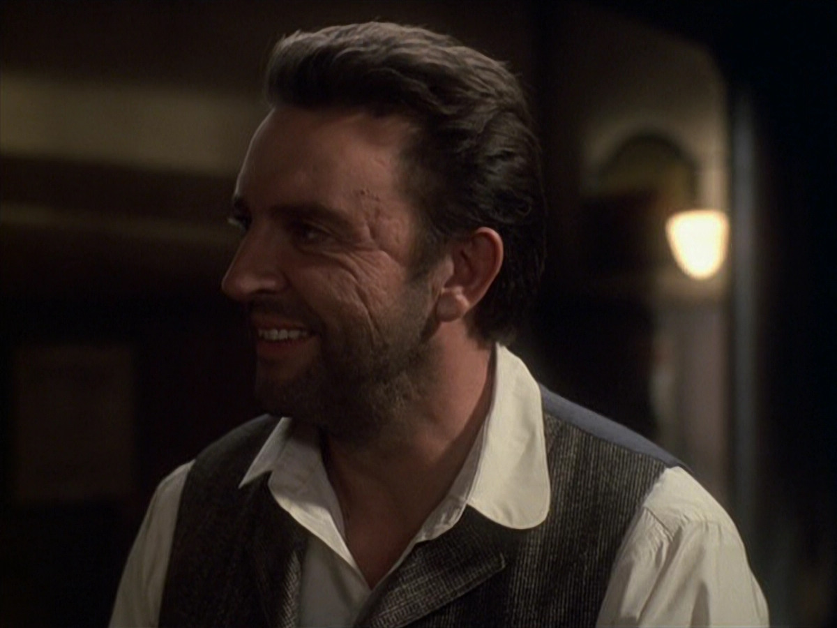 extant_StarTrek_VOY_6x11-FairHaven_01151.jpg