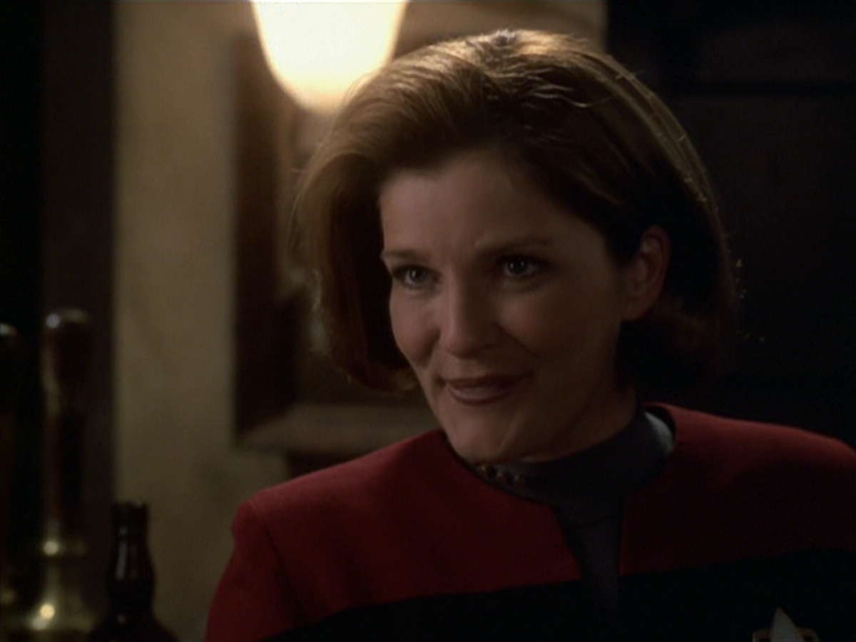extant_StarTrek_VOY_6x11-FairHaven_01154.jpg