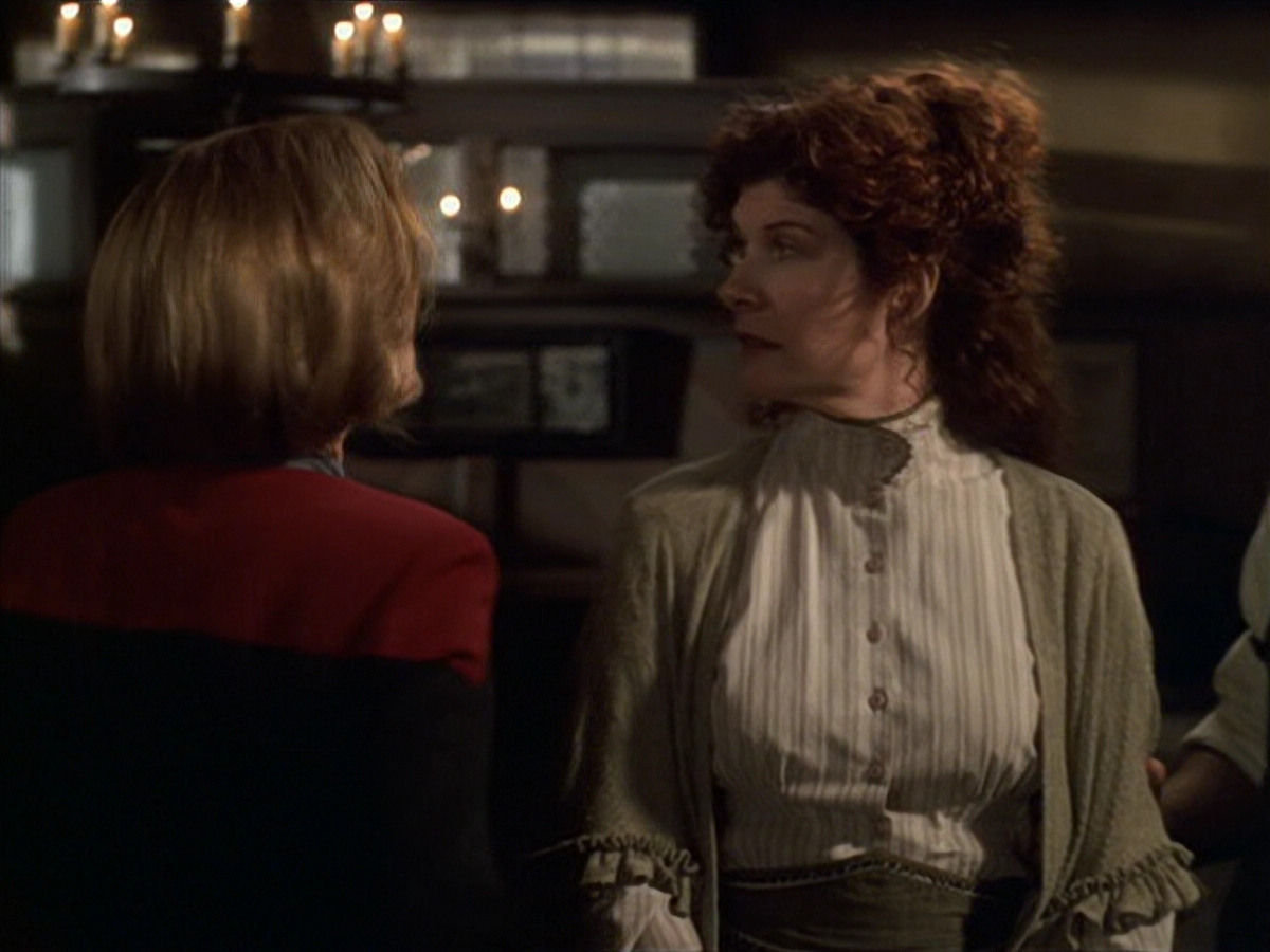 extant_StarTrek_VOY_6x11-FairHaven_01160.jpg