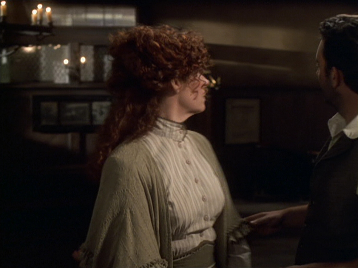 extant_StarTrek_VOY_6x11-FairHaven_01162.jpg