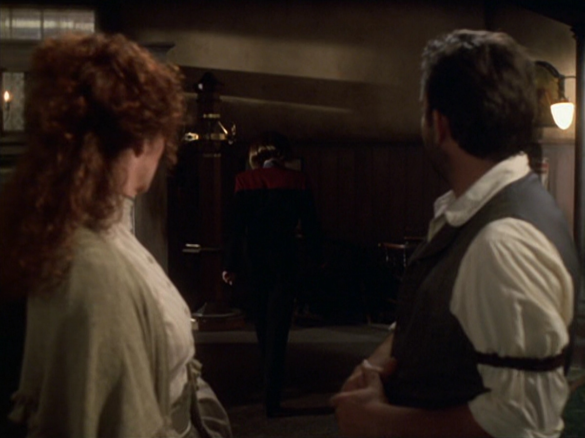 extant_StarTrek_VOY_6x11-FairHaven_01166.jpg