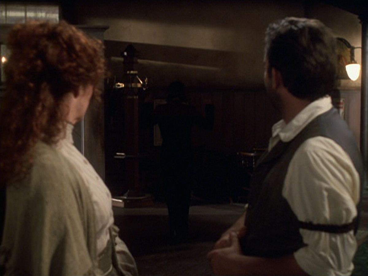 extant_StarTrek_VOY_6x11-FairHaven_01167.jpg