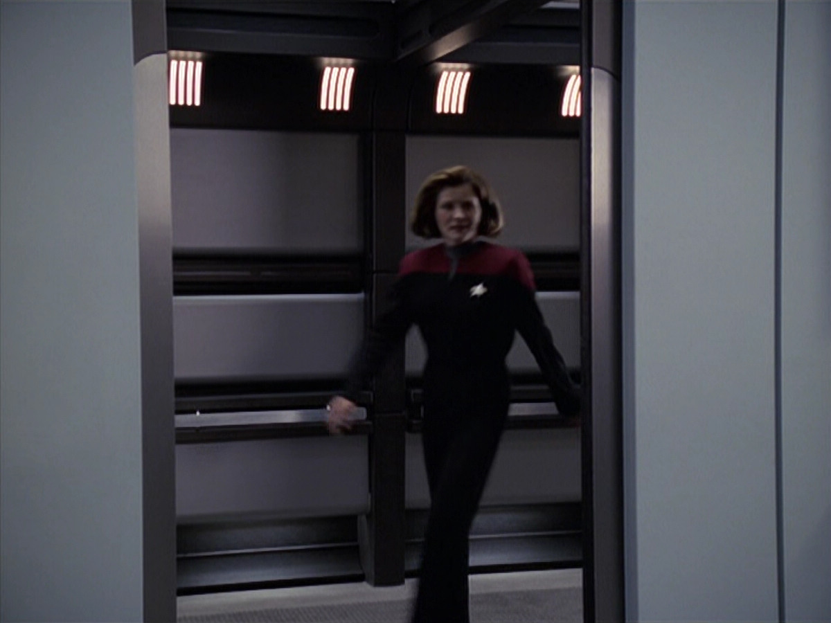 extant_StarTrek_VOY_6x11-FairHaven_01184.jpg