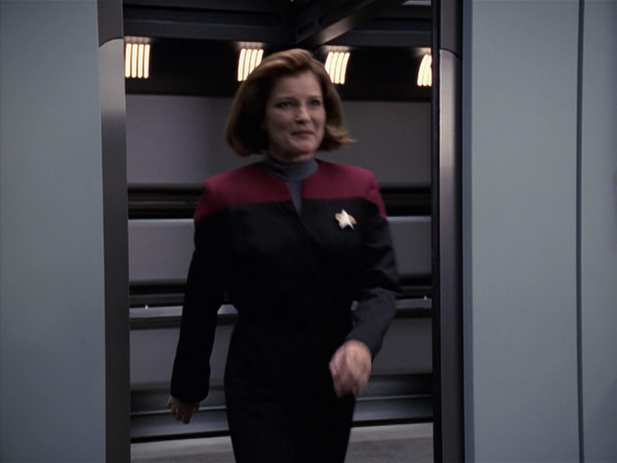 extant_StarTrek_VOY_6x11-FairHaven_01186.jpg