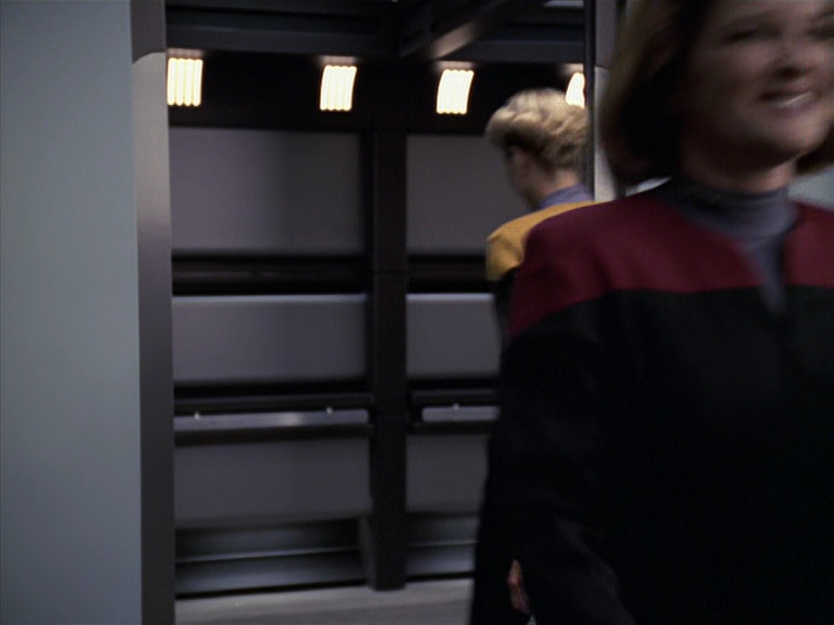 extant_StarTrek_VOY_6x11-FairHaven_01187.jpg