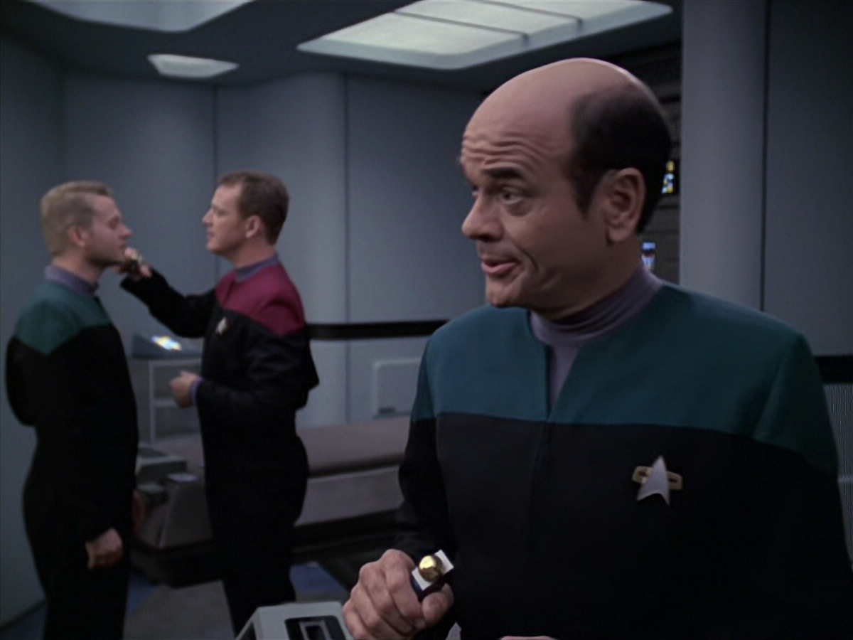 extant_StarTrek_VOY_6x11-FairHaven_01188.jpg