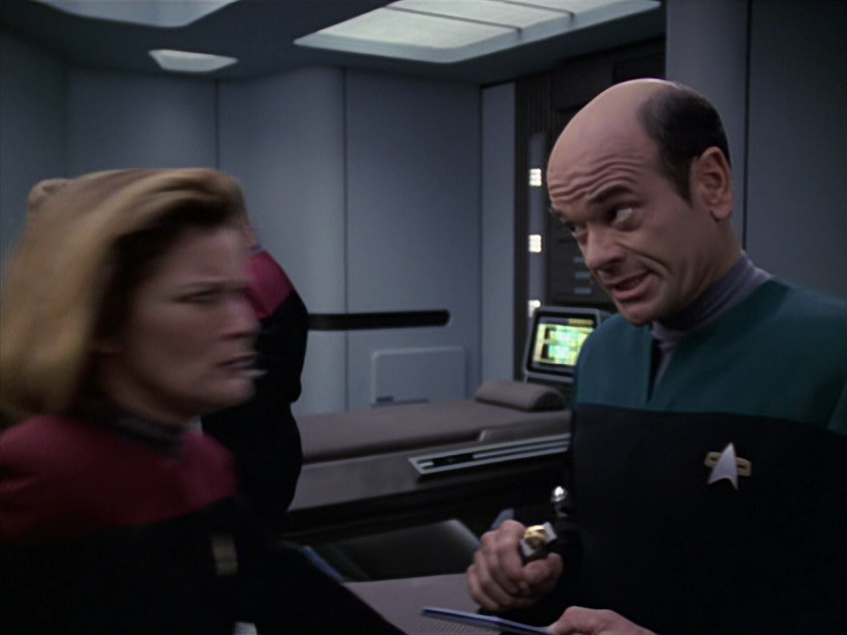 extant_StarTrek_VOY_6x11-FairHaven_01189.jpg