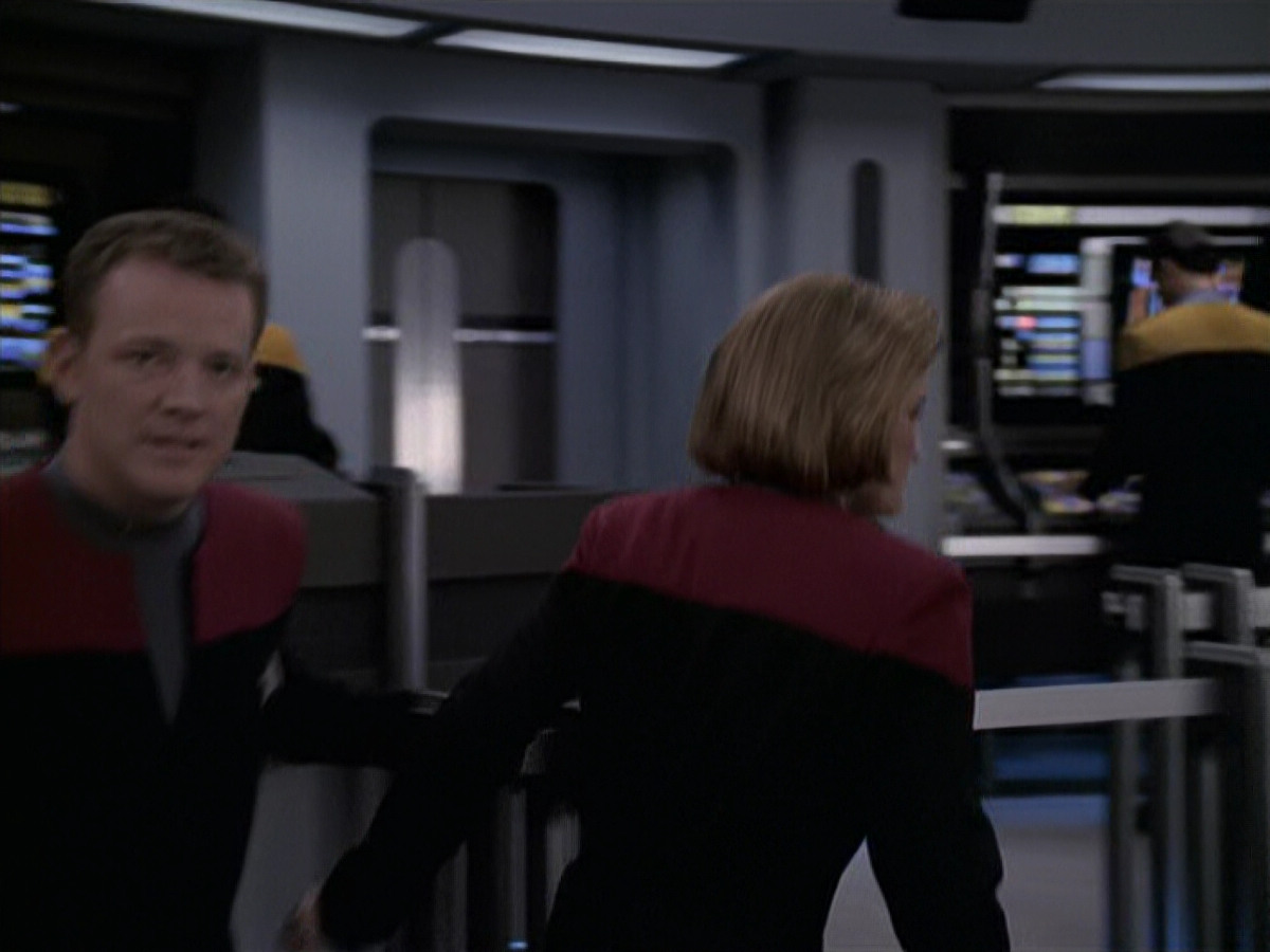 extant_StarTrek_VOY_6x11-FairHaven_01273.jpg