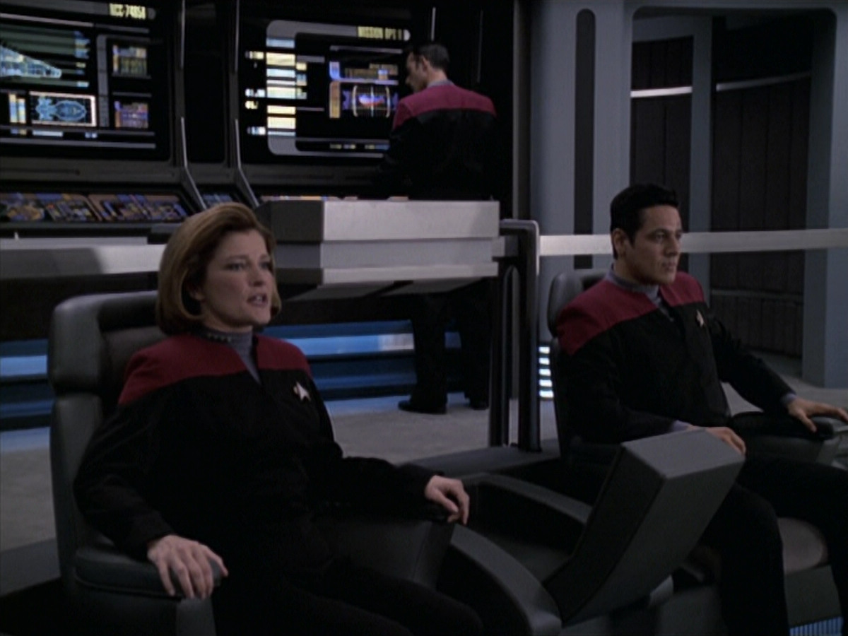 extant_StarTrek_VOY_6x11-FairHaven_01287.jpg