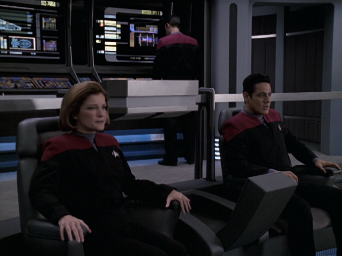 extant_StarTrek_VOY_6x11-FairHaven_01290.jpg