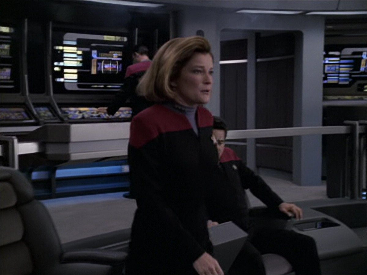 extant_StarTrek_VOY_6x11-FairHaven_01322.jpg