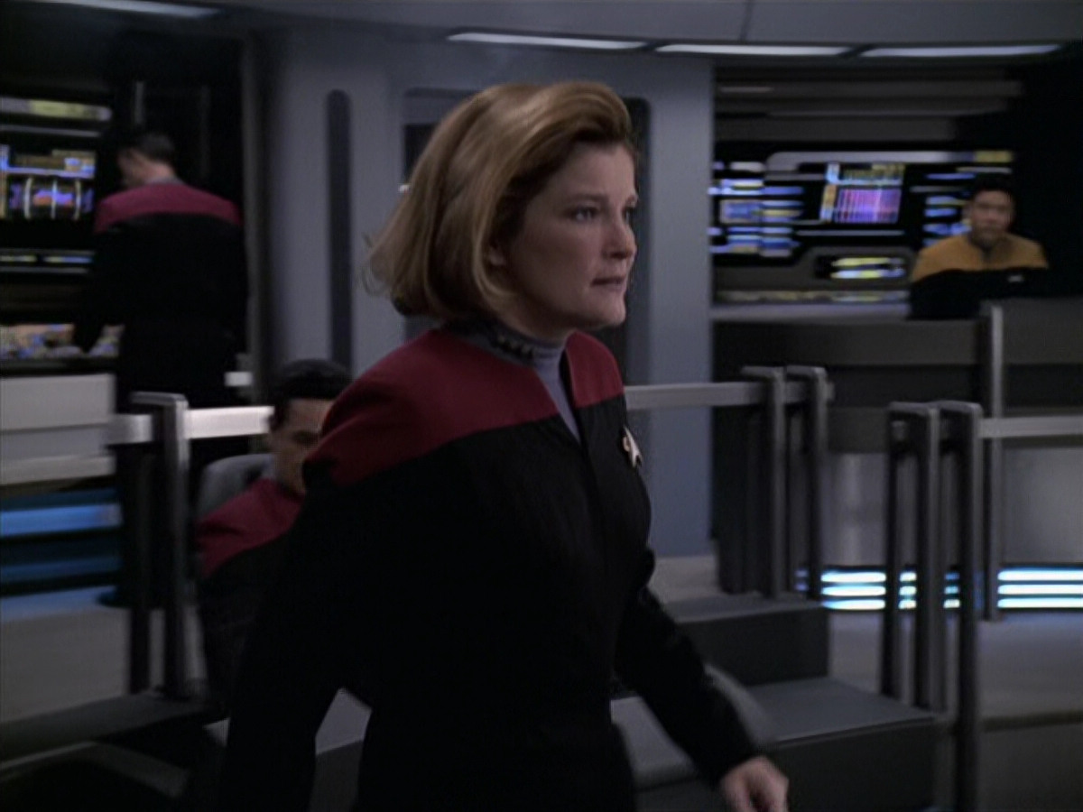 extant_StarTrek_VOY_6x11-FairHaven_01323.jpg