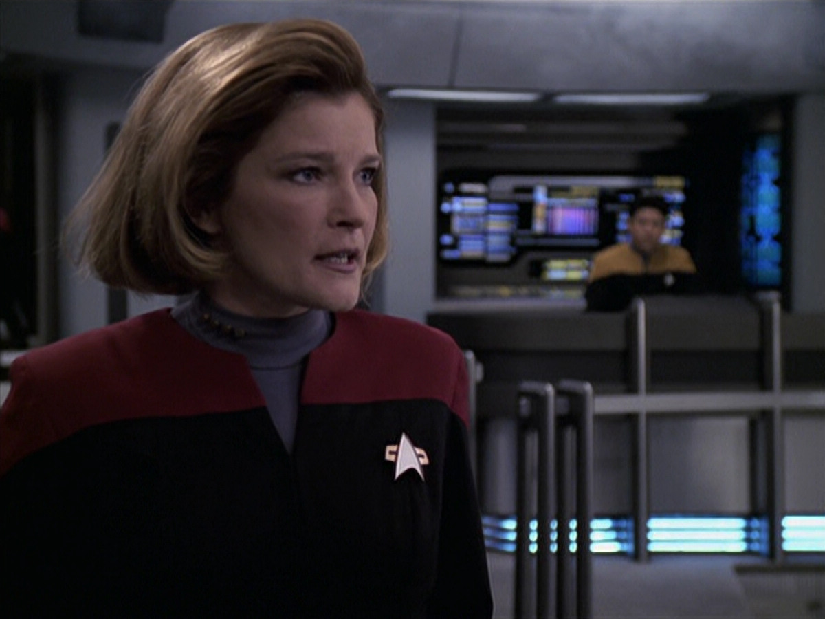 extant_StarTrek_VOY_6x11-FairHaven_01328.jpg