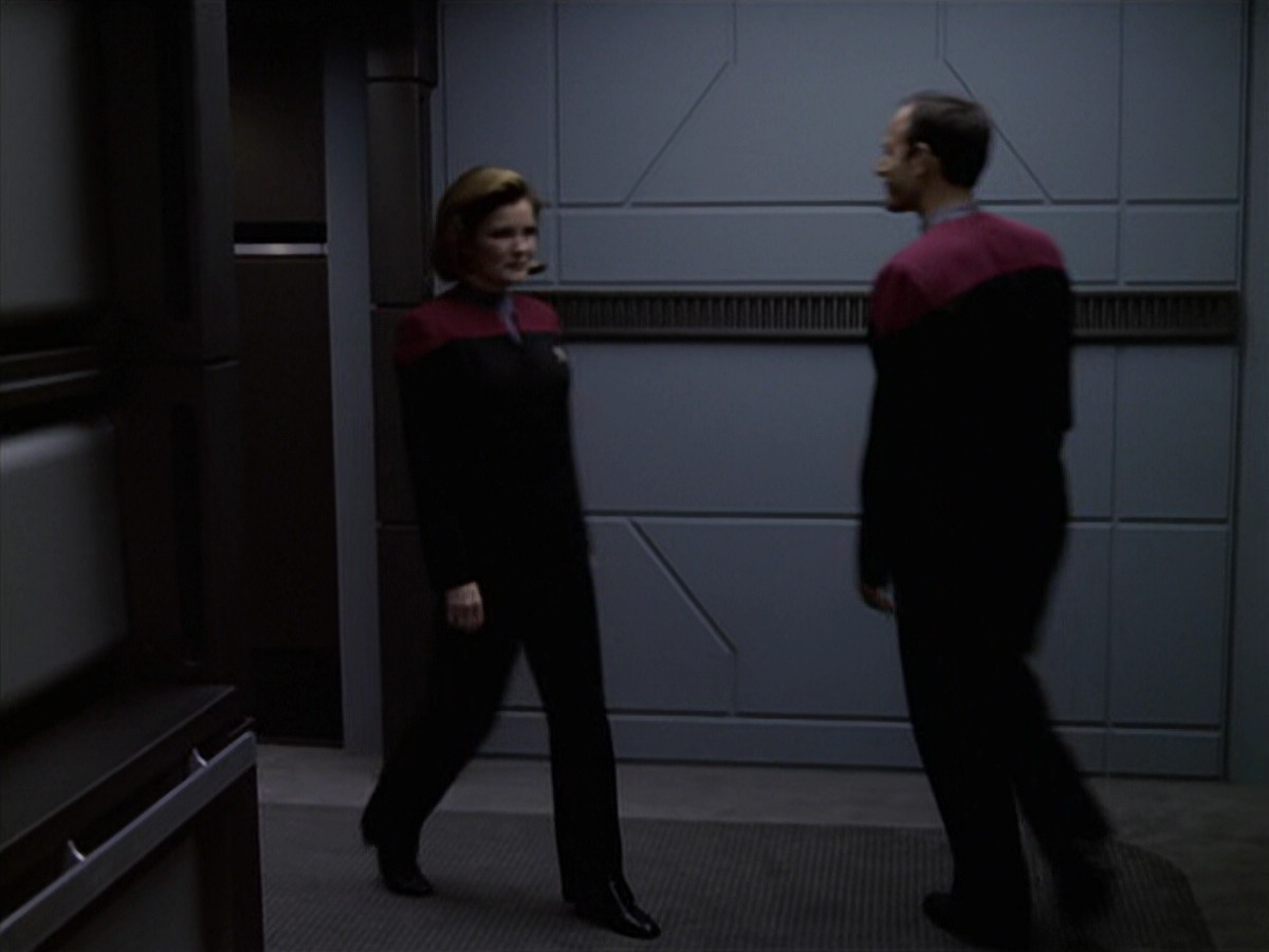 extant_StarTrek_VOY_6x11-FairHaven_01338.jpg