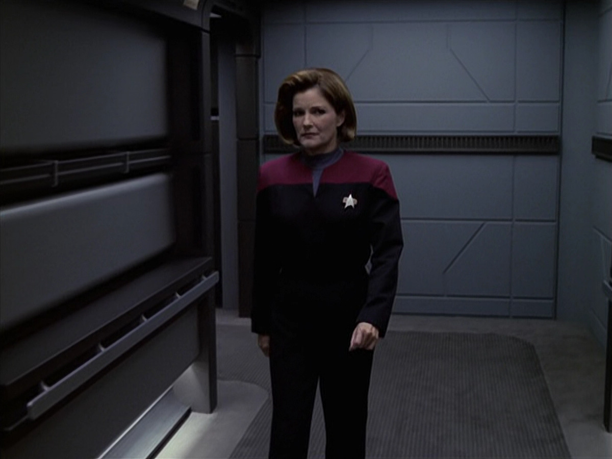 extant_StarTrek_VOY_6x11-FairHaven_01342.jpg