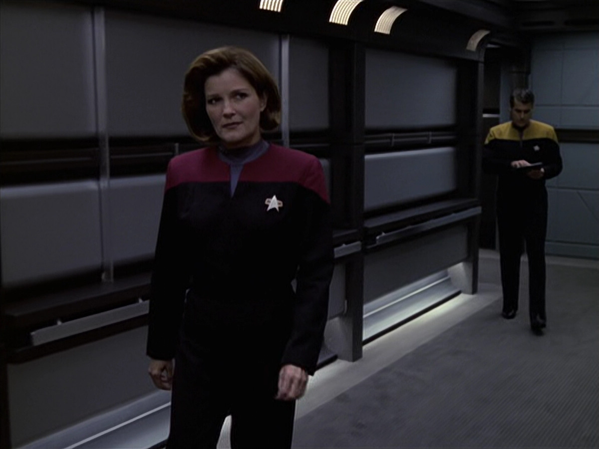 extant_StarTrek_VOY_6x11-FairHaven_01347.jpg