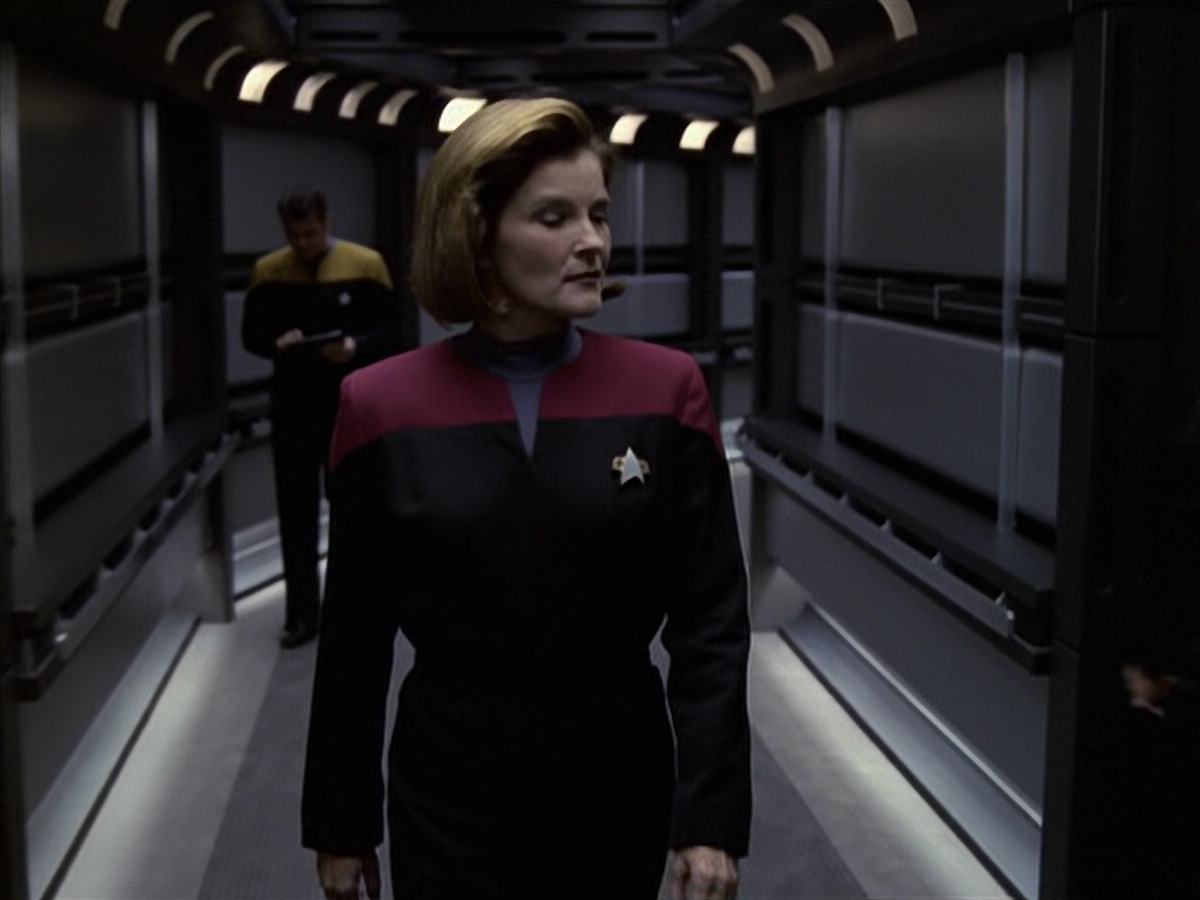 extant_StarTrek_VOY_6x11-FairHaven_01356.jpg