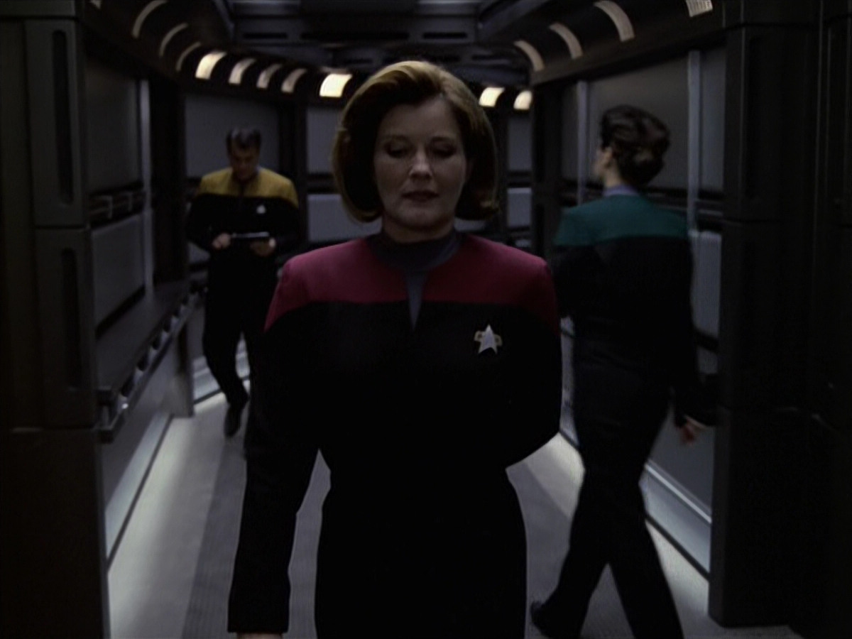 extant_StarTrek_VOY_6x11-FairHaven_01357.jpg