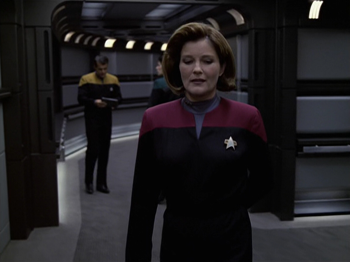 extant_StarTrek_VOY_6x11-FairHaven_01359.jpg