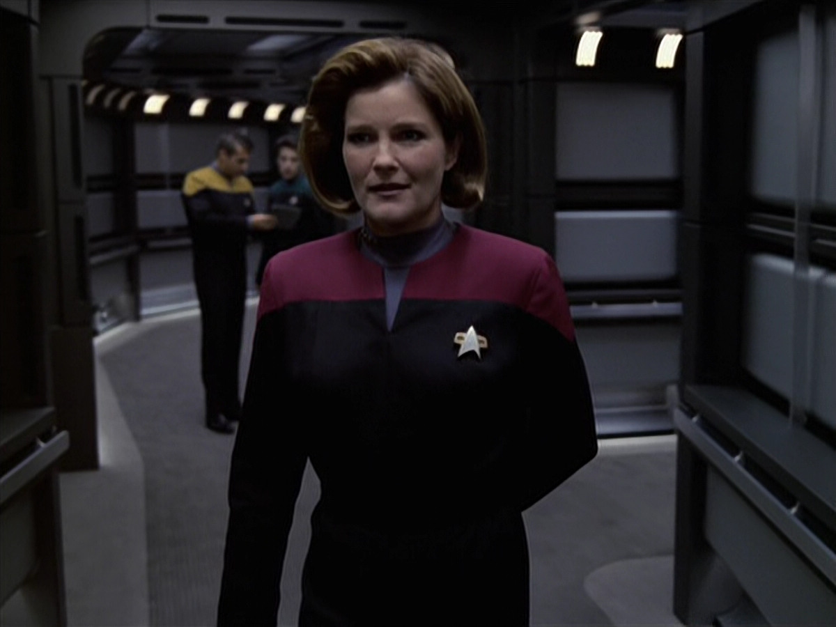 extant_StarTrek_VOY_6x11-FairHaven_01361.jpg