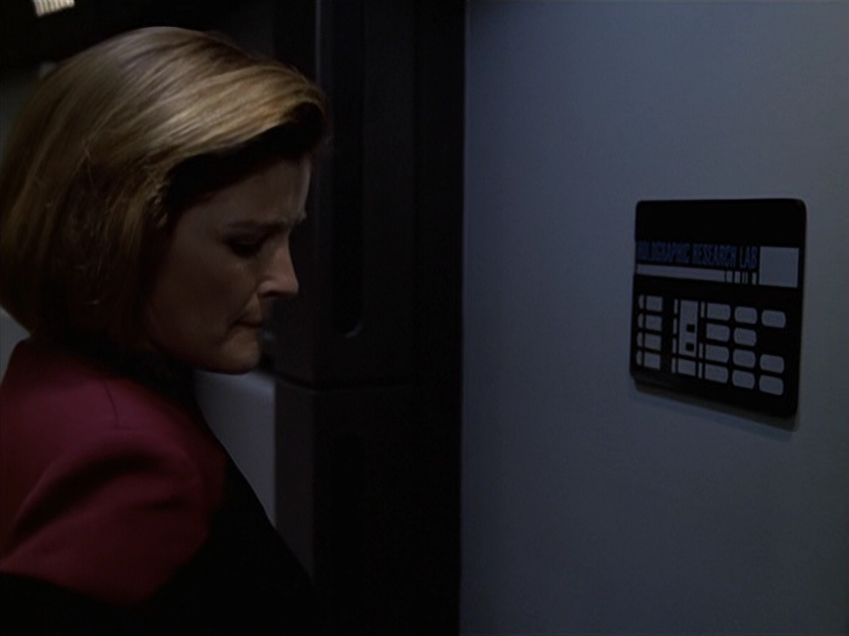 extant_StarTrek_VOY_6x11-FairHaven_01371.jpg