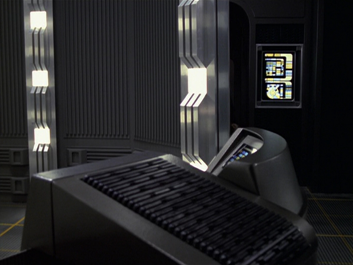extant_StarTrek_VOY_6x11-FairHaven_01375.jpg