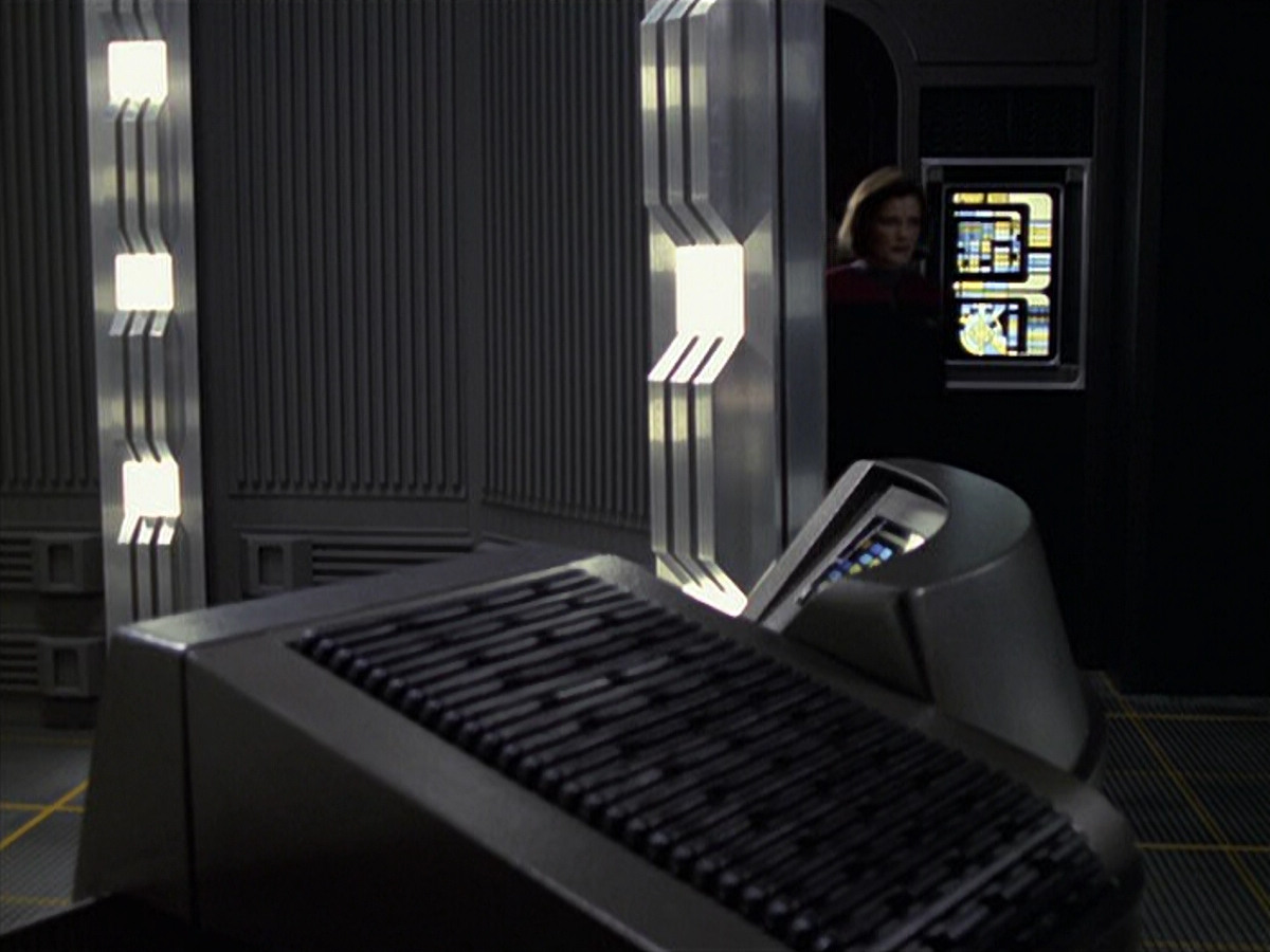 extant_StarTrek_VOY_6x11-FairHaven_01376.jpg