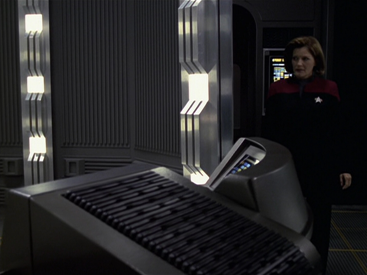 extant_StarTrek_VOY_6x11-FairHaven_01378.jpg