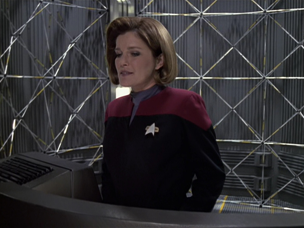 extant_StarTrek_VOY_6x11-FairHaven_01390.jpg