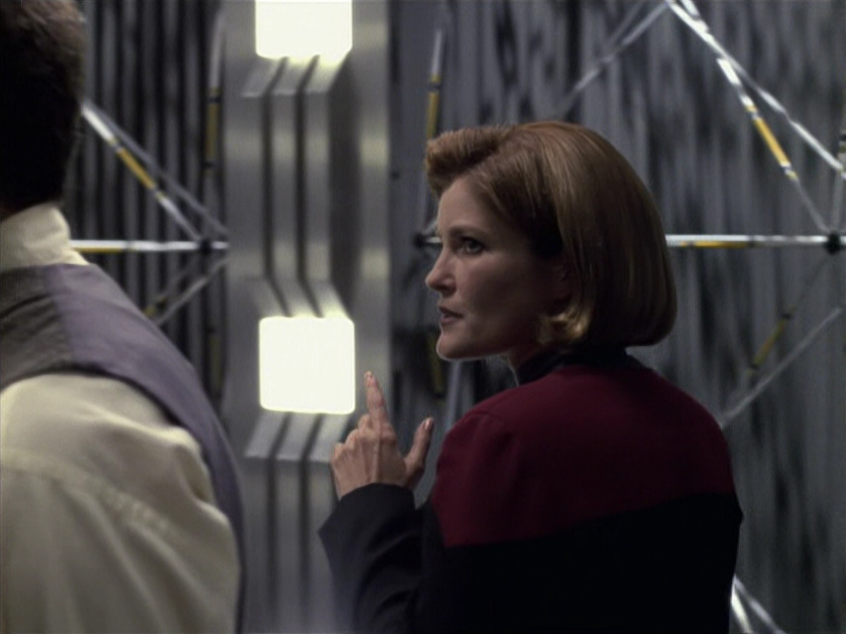 extant_StarTrek_VOY_6x11-FairHaven_01416.jpg