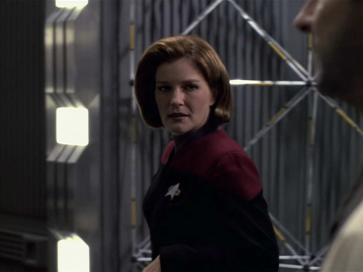 extant_StarTrek_VOY_6x11-FairHaven_01421.jpg