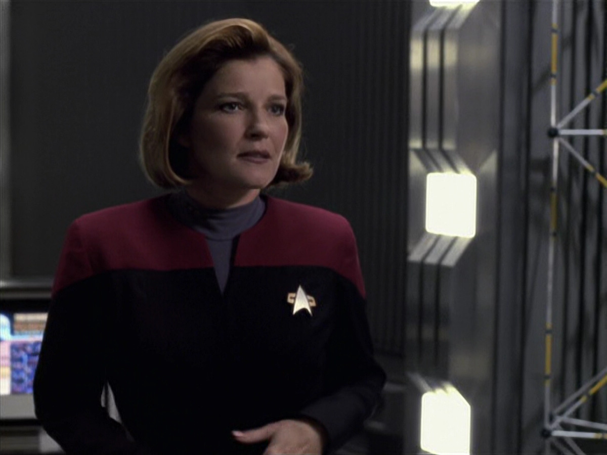 extant_StarTrek_VOY_6x11-FairHaven_01424.jpg