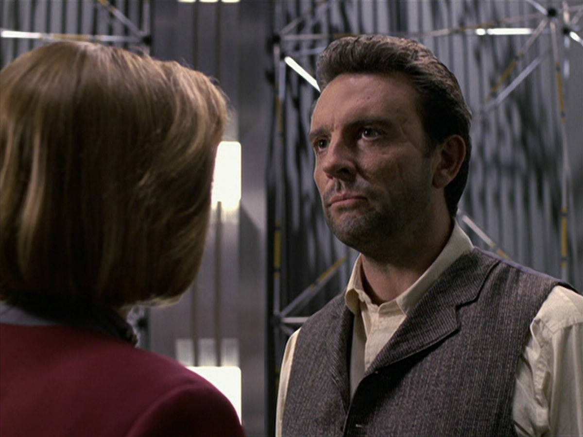 extant_StarTrek_VOY_6x11-FairHaven_01486.jpg