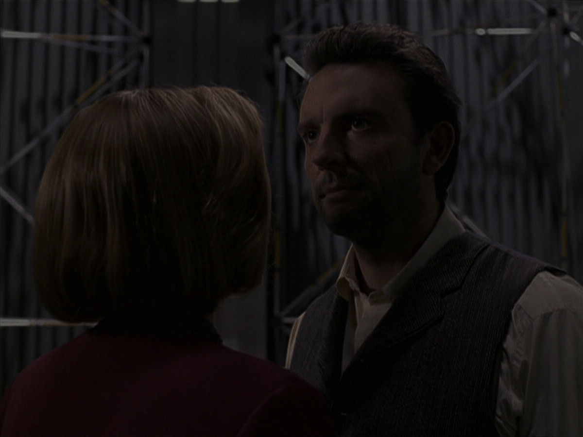 extant_StarTrek_VOY_6x11-FairHaven_01539.jpg