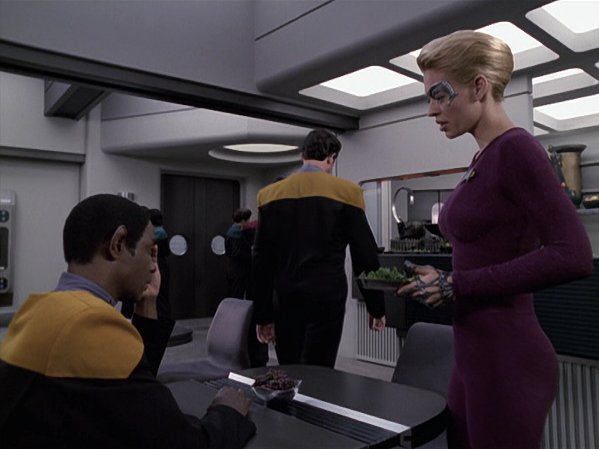 extant_StarTrek_VOY_6x11-FairHaven_01558.jpg