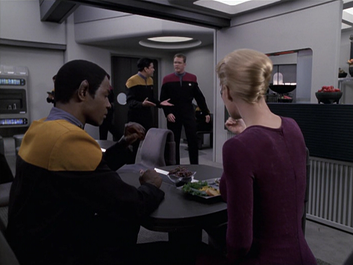 extant_StarTrek_VOY_6x11-FairHaven_01590.jpg