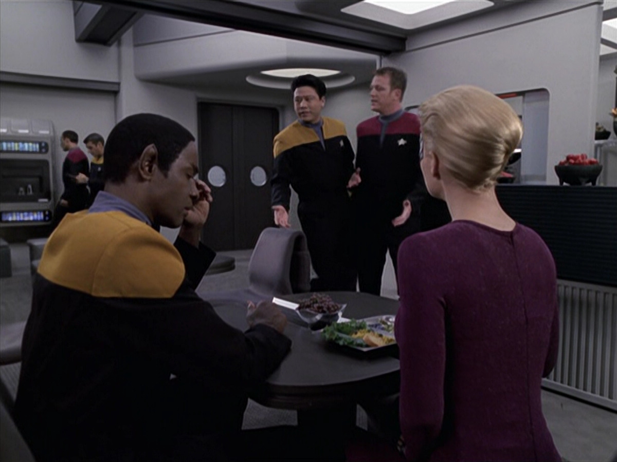 extant_StarTrek_VOY_6x11-FairHaven_01592.jpg