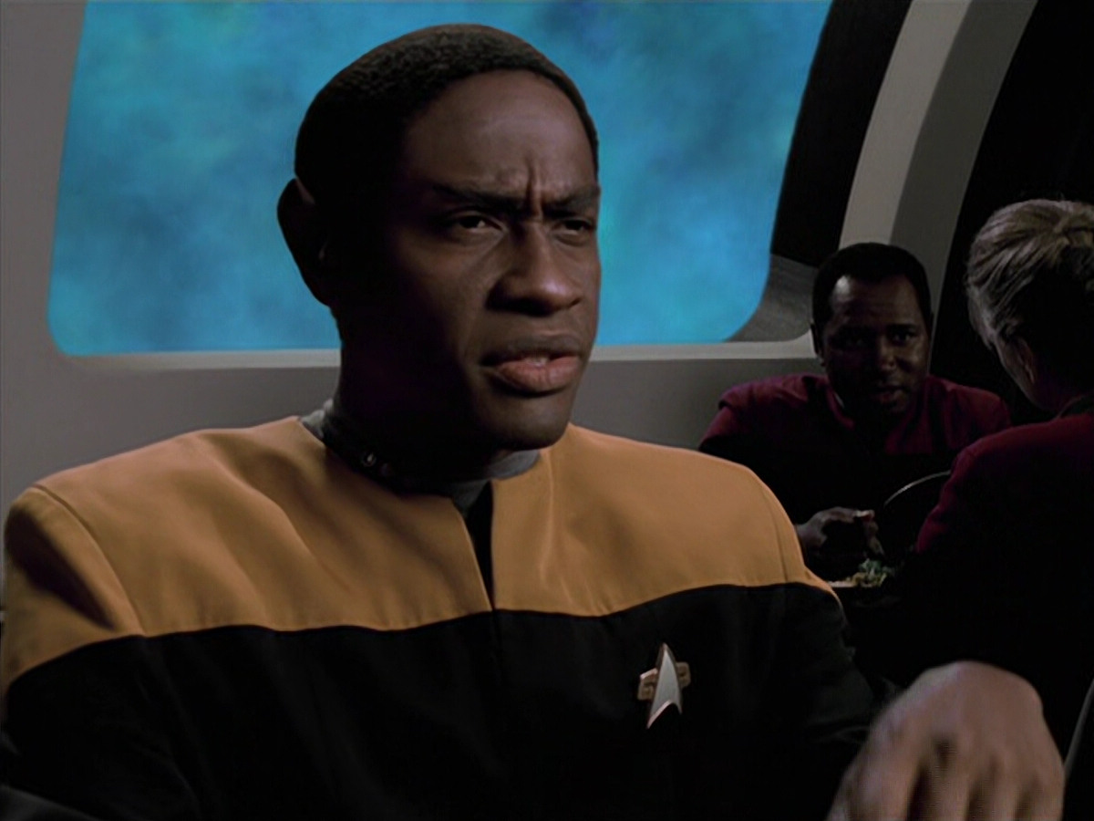 extant_StarTrek_VOY_6x11-FairHaven_01612.jpg