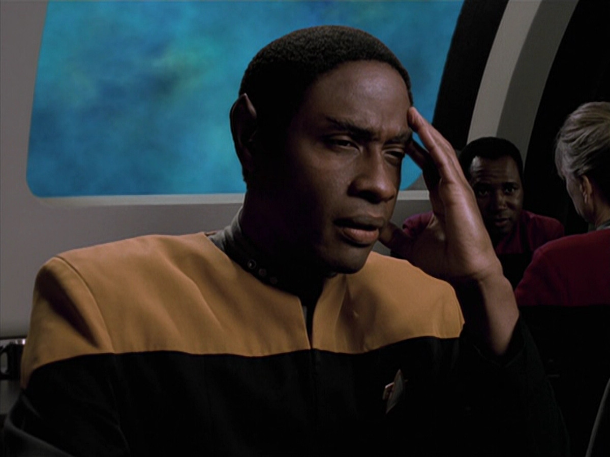 extant_StarTrek_VOY_6x11-FairHaven_01631.jpg