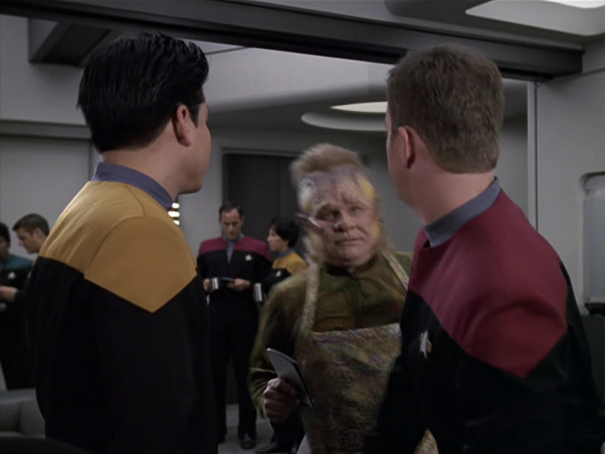 extant_StarTrek_VOY_6x11-FairHaven_01646.jpg