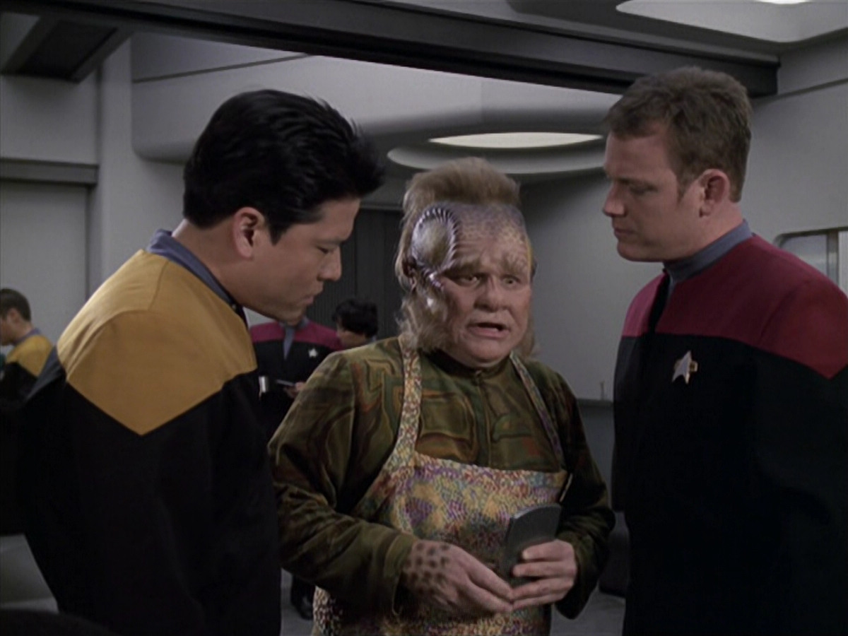 extant_StarTrek_VOY_6x11-FairHaven_01653.jpg