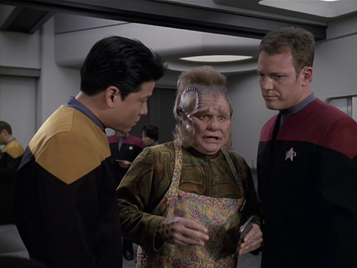 extant_StarTrek_VOY_6x11-FairHaven_01654.jpg
