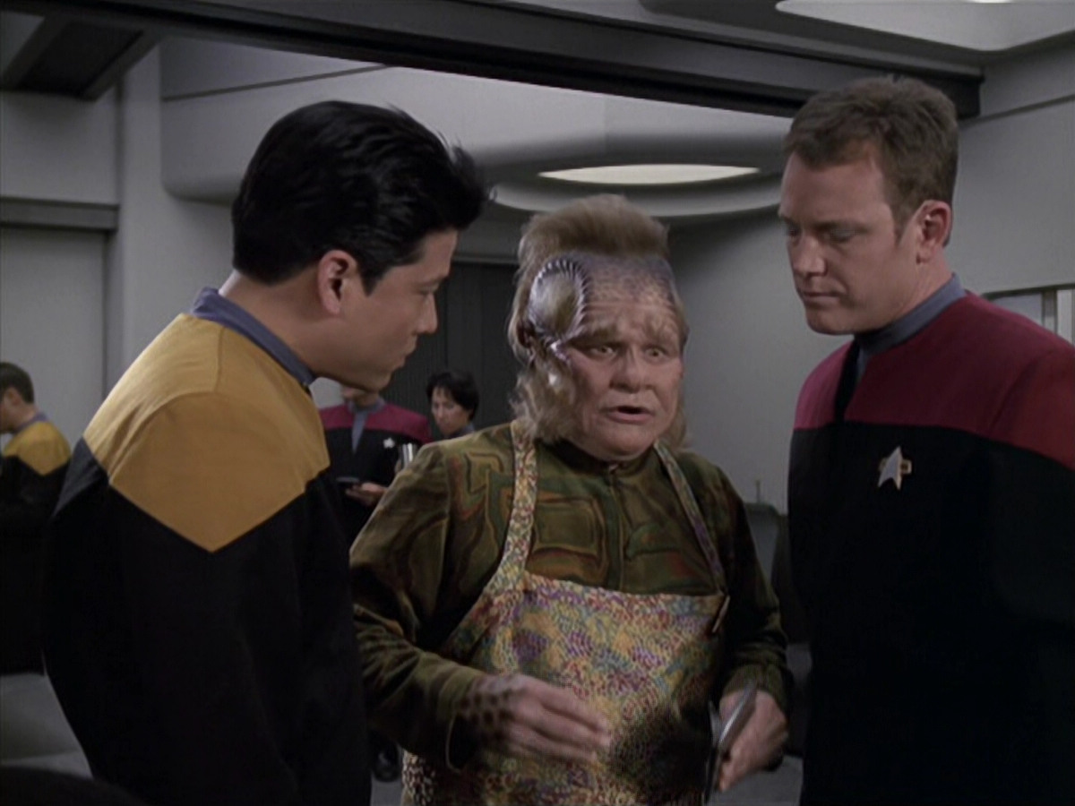 extant_StarTrek_VOY_6x11-FairHaven_01655.jpg