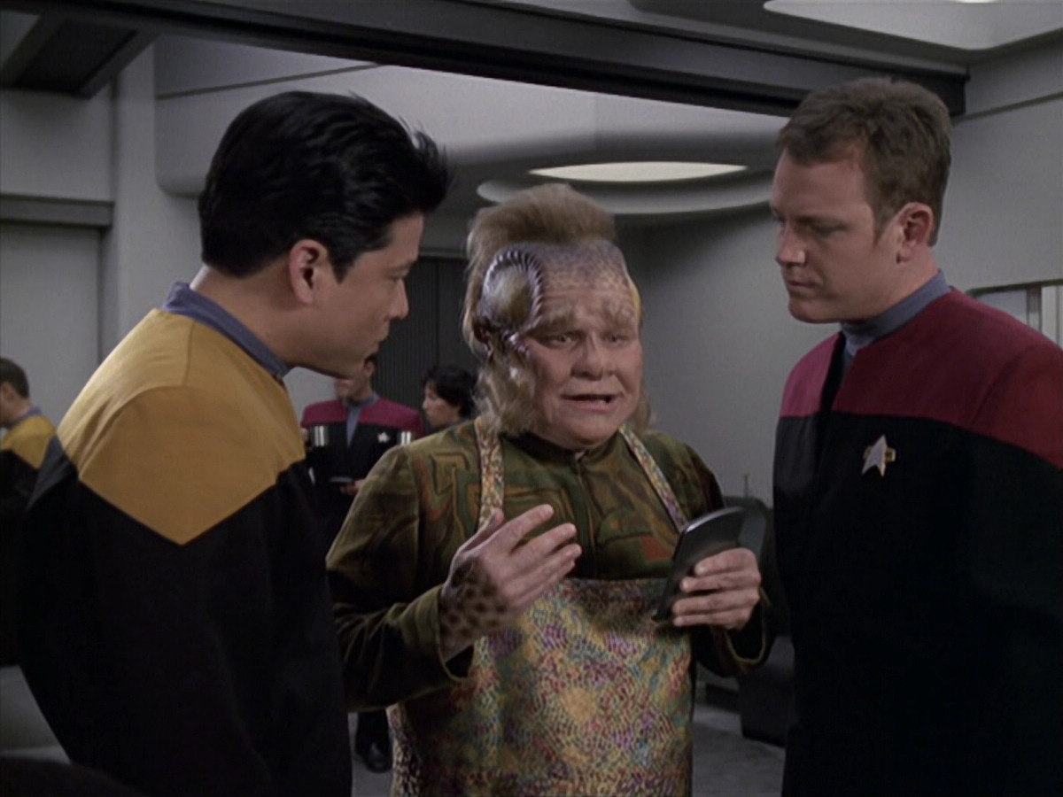 extant_StarTrek_VOY_6x11-FairHaven_01656.jpg
