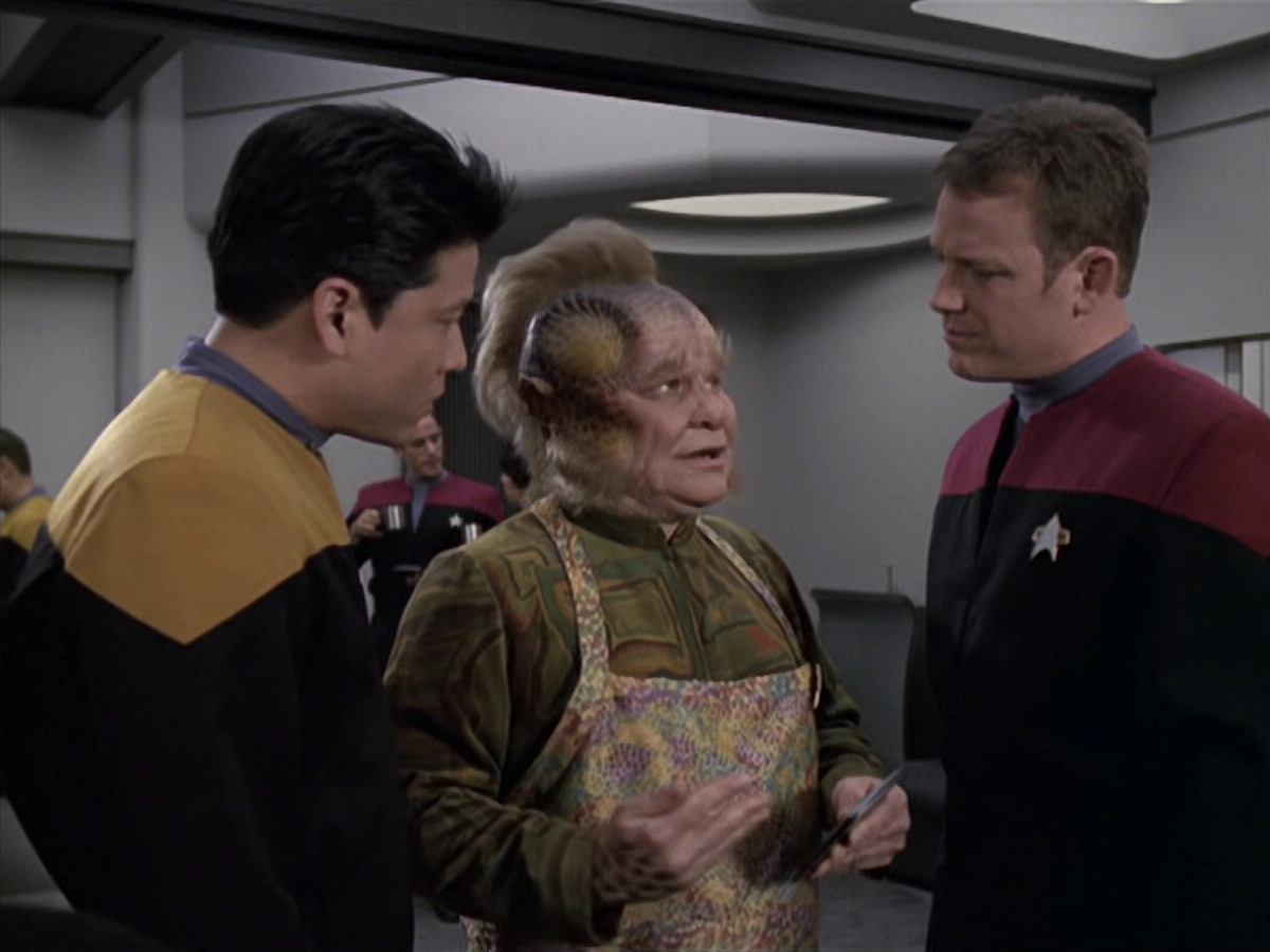 extant_StarTrek_VOY_6x11-FairHaven_01657.jpg