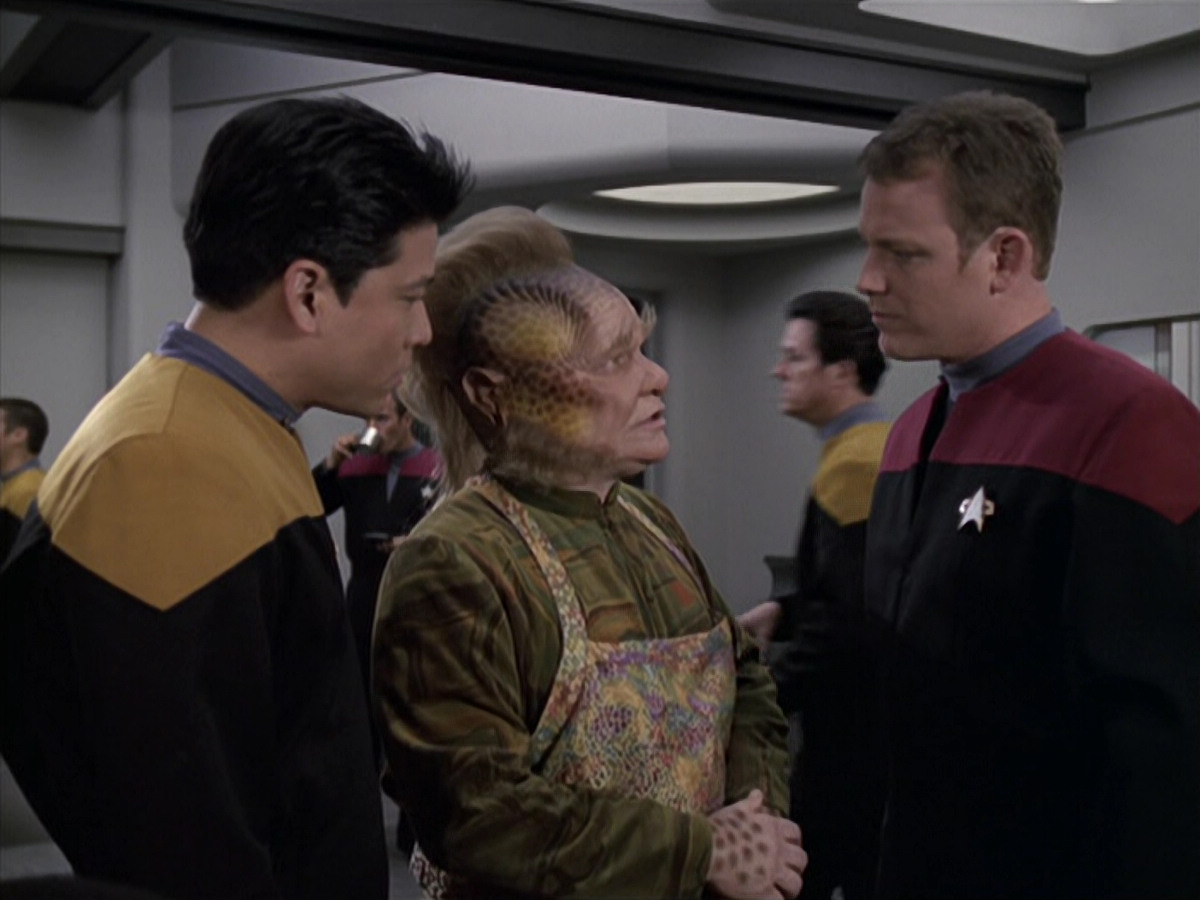 extant_StarTrek_VOY_6x11-FairHaven_01659.jpg