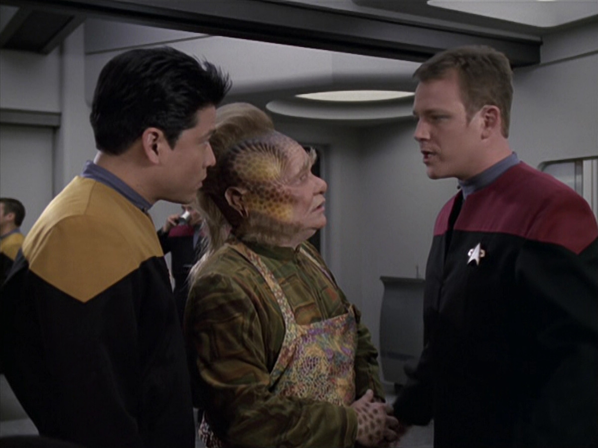 extant_StarTrek_VOY_6x11-FairHaven_01660.jpg