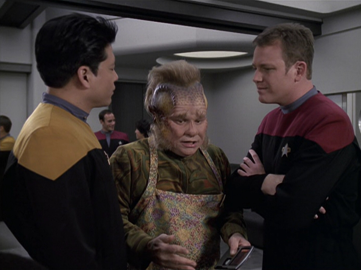 extant_StarTrek_VOY_6x11-FairHaven_01673.jpg